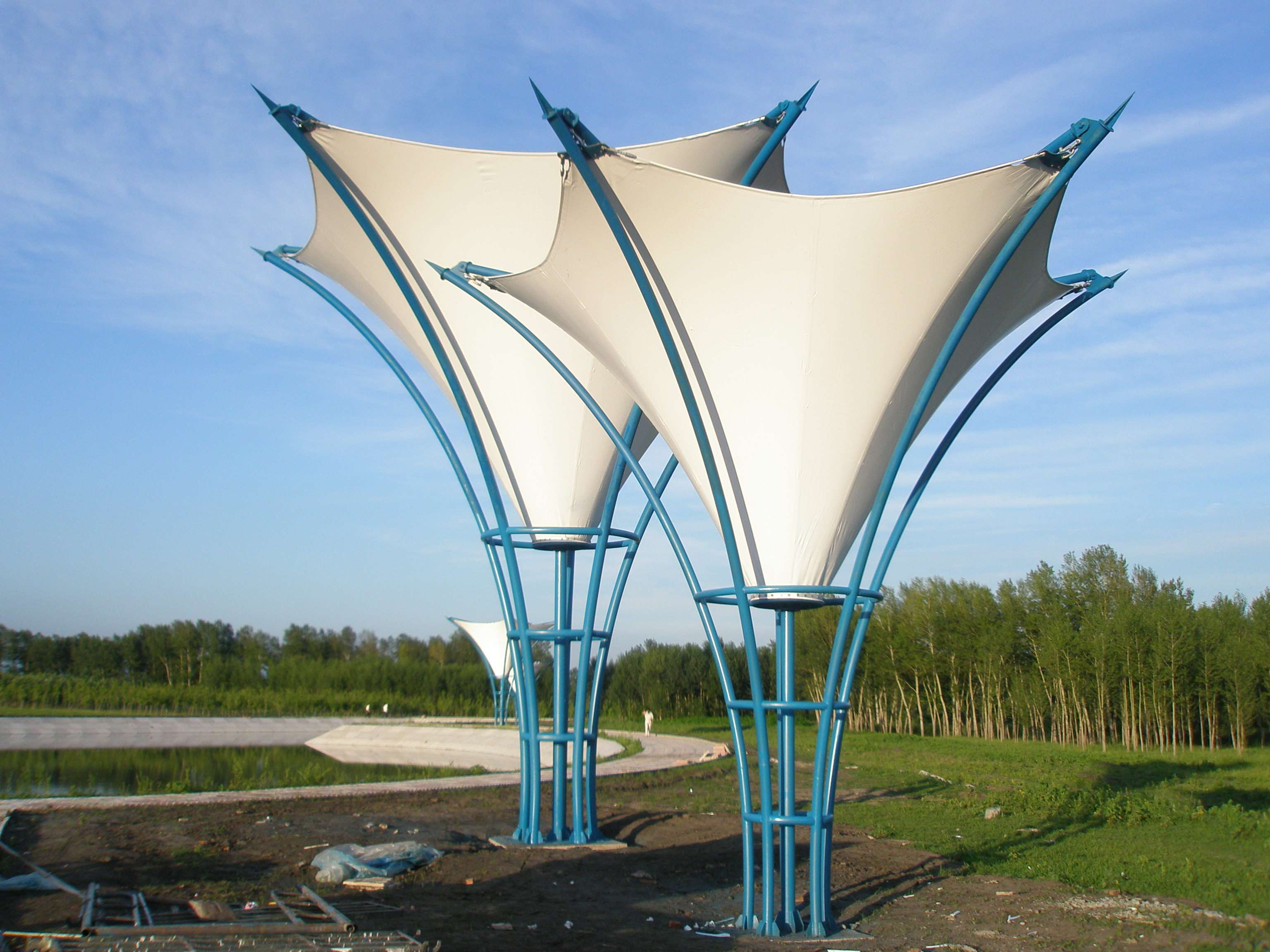 张拉膜施工前后需要注意哪些因素？