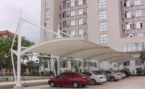 张拉膜车棚有哪些特点？